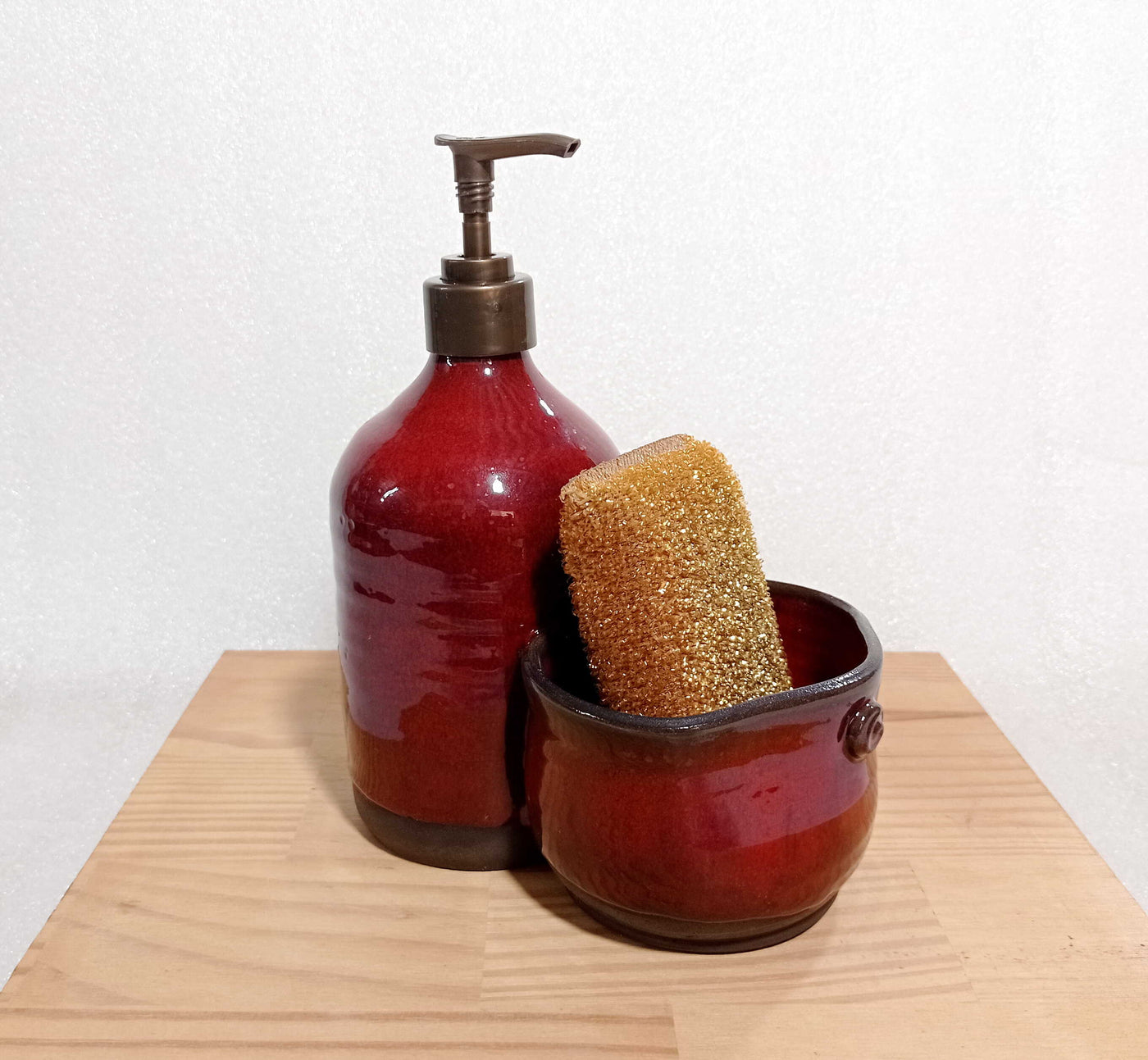 כלי לסבון כלים נוזלי  עם קערית לספוגית, באדום