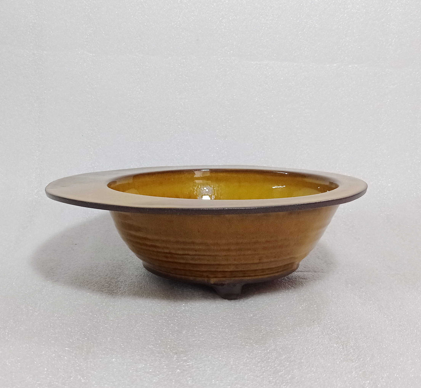 קערת הגשה עם שוליים לא ממורכזים, קערה מיוחדת בצהוב חרדלי
