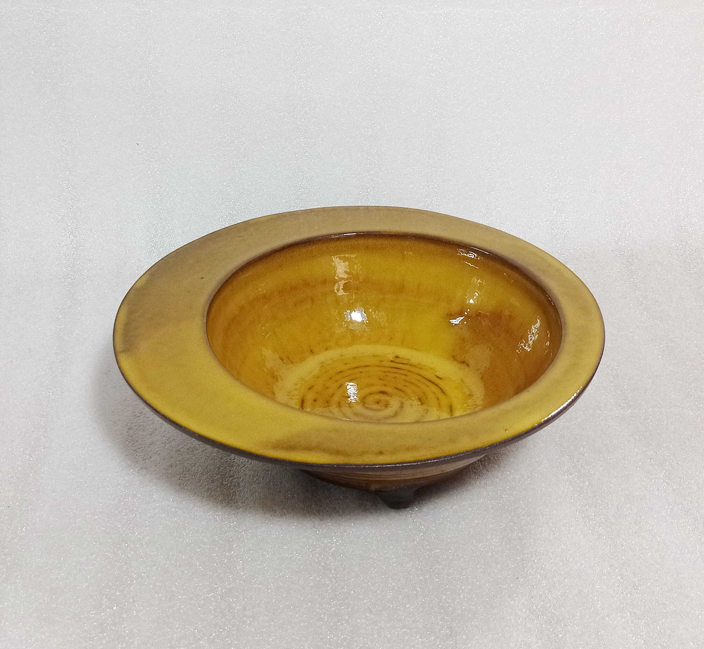 קערת הגשה עם שוליים לא ממורכזים, קערה מיוחדת בצהוב חרדלי